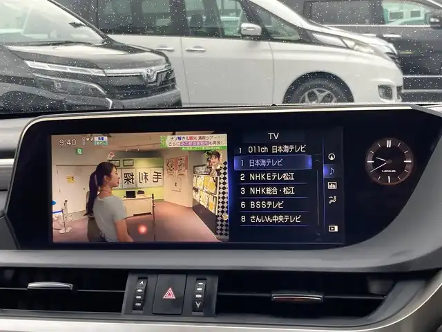 レクサス ＥＳ 300h Fスポーツ 島根県 2019(平31)年 6万km ホワイトノーヴァガラスフレーク 純正12.3型ナビ(CD/DVD/BT/フルセグ)/サンルーフ/バックカメラ/ビルトインETC2.0/プリクラッシュセーフティ/レーンキーピングアシスト/アダプティブハイビームシステム/標識認識機能/先行車発進お知らせ機能/ブラインドスポットモニター/レーダークルーズコントロール/前席パワーシート/前席シートヒーター /前席シートベンチレーション/運転席シートメモリー/ステアリングヒーター/360°ドラレコ/カラーヘッドアップディスプレイ/LEDヘッドランプ/革巻きステアリング/パドルシフト/リヤ電動サンシェード/純正フロアマット/TRDフロントスポイラー/純正19インチアルミホイール