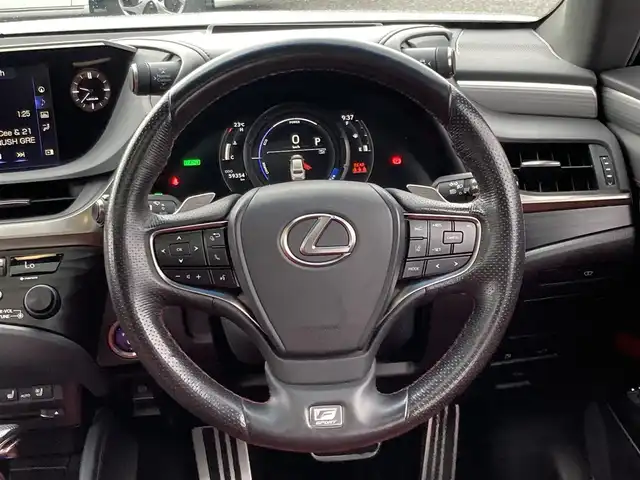 レクサス ＥＳ 300h Fスポーツ 島根県 2019(平31)年 6万km ホワイトノーヴァガラスフレーク 純正12.3型ナビ(CD/DVD/BT/フルセグ)/サンルーフ/バックカメラ/ビルトインETC2.0/プリクラッシュセーフティ/レーンキーピングアシスト/アダプティブハイビームシステム/標識認識機能/先行車発進お知らせ機能/ブラインドスポットモニター/レーダークルーズコントロール/前席パワーシート/前席シートヒーター /前席シートベンチレーション/運転席シートメモリー/ステアリングヒーター/360°ドラレコ/カラーヘッドアップディスプレイ/LEDヘッドランプ/革巻きステアリング/パドルシフト/リヤ電動サンシェード/純正フロアマット/TRDフロントスポイラー/純正19インチアルミホイール