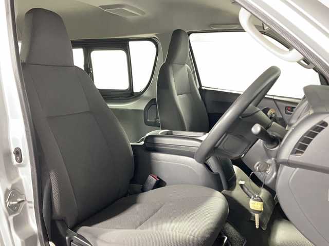 トヨタ ハイエース DX 沖縄県 2014(平26)年 3.5万km シルバーマイカM 禁煙車/１０名乗り/純正オーディオ/ＡＭ　ＦＭ/シートバックドリンクホルダー/リアアンダーミラー/片側スライドドア/純正ドアバイザー/前列フロアマット/ＡＢＳ/横滑り防止装置/キーレス/スペアキー