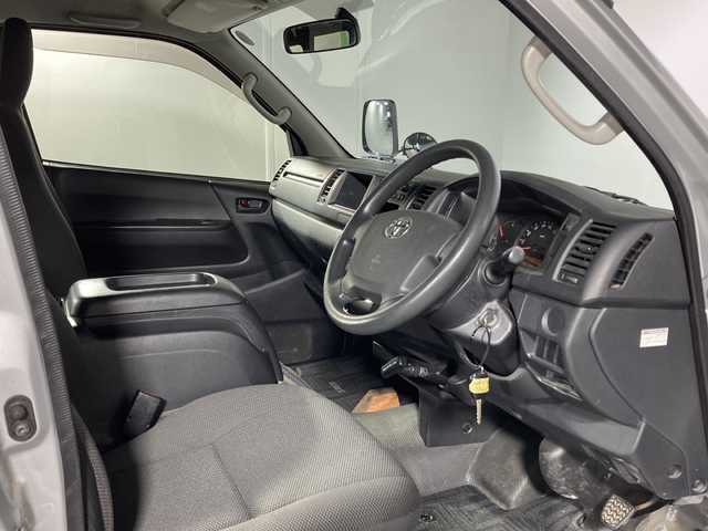 トヨタ ハイエース DX 沖縄県 2014(平26)年 3.5万km シルバーマイカM 禁煙車/１０名乗り/純正オーディオ/ＡＭ　ＦＭ/シートバックドリンクホルダー/リアアンダーミラー/片側スライドドア/純正ドアバイザー/前列フロアマット/ＡＢＳ/横滑り防止装置/キーレス/スペアキー