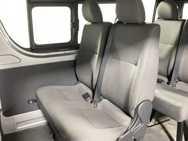 トヨタ ハイエース DX 沖縄県 2014(平26)年 3.5万km シルバーマイカM 禁煙車/１０名乗り/純正オーディオ/ＡＭ　ＦＭ/シートバックドリンクホルダー/リアアンダーミラー/片側スライドドア/純正ドアバイザー/前列フロアマット/ＡＢＳ/横滑り防止装置/キーレス/スペアキー