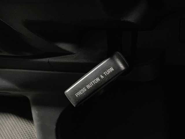 トヨタ ハイエース DX 沖縄県 2014(平26)年 3.5万km シルバーマイカM 禁煙車/１０名乗り/純正オーディオ/ＡＭ　ＦＭ/シートバックドリンクホルダー/リアアンダーミラー/片側スライドドア/純正ドアバイザー/前列フロアマット/ＡＢＳ/横滑り防止装置/キーレス/スペアキー