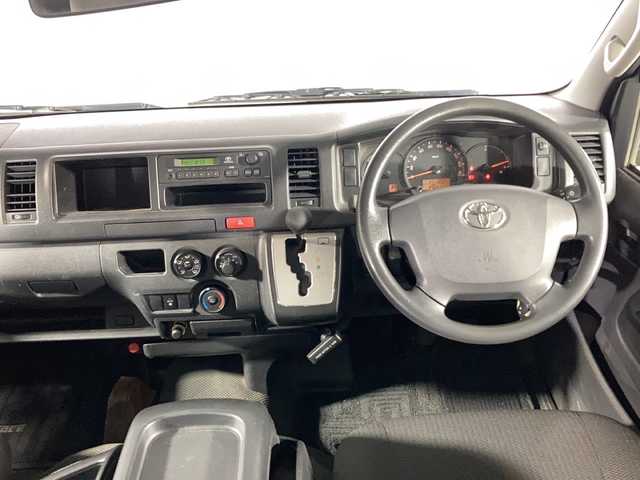 トヨタ ハイエース DX 沖縄県 2014(平26)年 3.5万km シルバーマイカM 禁煙車/１０名乗り/純正オーディオ/ＡＭ　ＦＭ/シートバックドリンクホルダー/リアアンダーミラー/片側スライドドア/純正ドアバイザー/前列フロアマット/ＡＢＳ/横滑り防止装置/キーレス/スペアキー