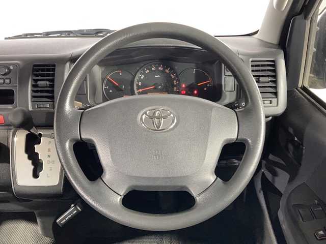 トヨタ ハイエース DX 沖縄県 2014(平26)年 3.5万km シルバーマイカM 禁煙車/１０名乗り/純正オーディオ/ＡＭ　ＦＭ/シートバックドリンクホルダー/リアアンダーミラー/片側スライドドア/純正ドアバイザー/前列フロアマット/ＡＢＳ/横滑り防止装置/キーレス/スペアキー