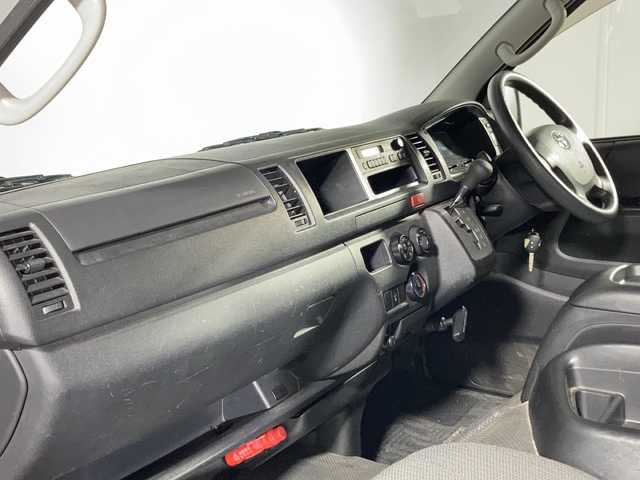 トヨタ ハイエース DX 沖縄県 2014(平26)年 3.5万km シルバーマイカM 禁煙車/１０名乗り/純正オーディオ/ＡＭ　ＦＭ/シートバックドリンクホルダー/リアアンダーミラー/片側スライドドア/純正ドアバイザー/前列フロアマット/ＡＢＳ/横滑り防止装置/キーレス/スペアキー