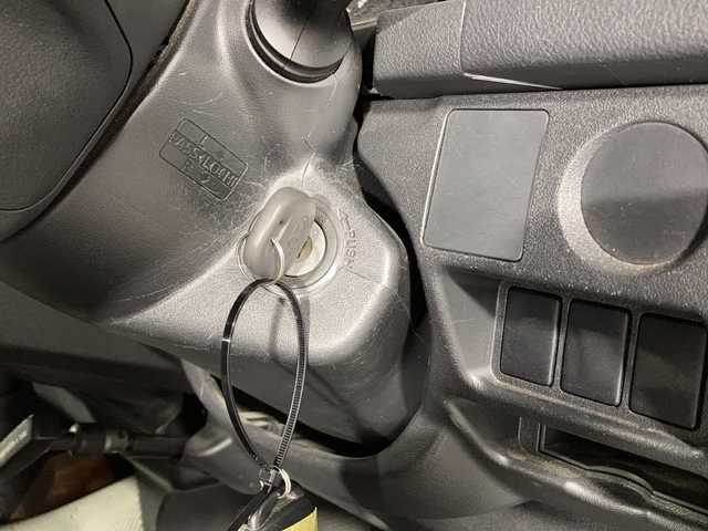 トヨタ ハイエース DX 沖縄県 2014(平26)年 3.5万km シルバーマイカM 禁煙車/１０名乗り/純正オーディオ/ＡＭ　ＦＭ/シートバックドリンクホルダー/リアアンダーミラー/片側スライドドア/純正ドアバイザー/前列フロアマット/ＡＢＳ/横滑り防止装置/キーレス/スペアキー