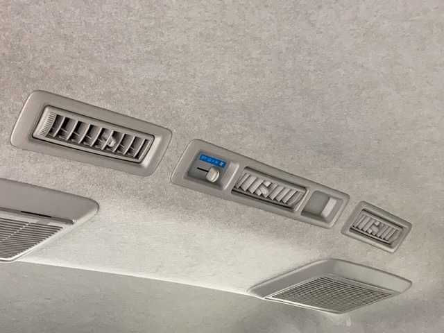 トヨタ ハイエース DX 沖縄県 2014(平26)年 3.5万km シルバーマイカM 禁煙車/１０名乗り/純正オーディオ/ＡＭ　ＦＭ/シートバックドリンクホルダー/リアアンダーミラー/片側スライドドア/純正ドアバイザー/前列フロアマット/ＡＢＳ/横滑り防止装置/キーレス/スペアキー