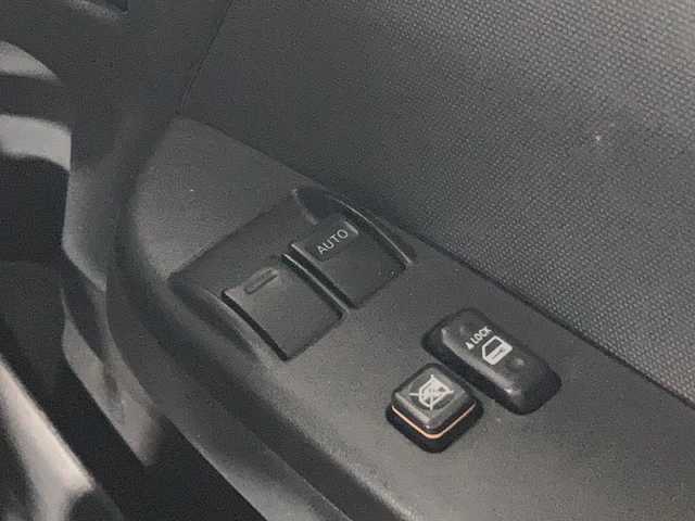 トヨタ ハイエース DX 沖縄県 2014(平26)年 3.5万km シルバーマイカM 禁煙車/１０名乗り/純正オーディオ/ＡＭ　ＦＭ/シートバックドリンクホルダー/リアアンダーミラー/片側スライドドア/純正ドアバイザー/前列フロアマット/ＡＢＳ/横滑り防止装置/キーレス/スペアキー