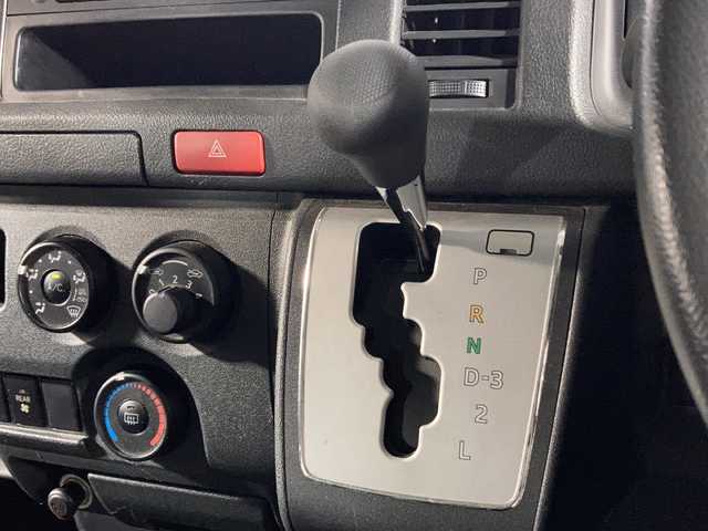 トヨタ ハイエース DX 沖縄県 2014(平26)年 3.5万km シルバーマイカM 禁煙車/１０名乗り/純正オーディオ/ＡＭ　ＦＭ/シートバックドリンクホルダー/リアアンダーミラー/片側スライドドア/純正ドアバイザー/前列フロアマット/ＡＢＳ/横滑り防止装置/キーレス/スペアキー