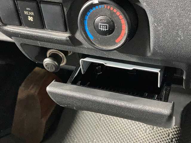 トヨタ ハイエース DX 沖縄県 2014(平26)年 3.5万km シルバーマイカM 禁煙車/１０名乗り/純正オーディオ/ＡＭ　ＦＭ/シートバックドリンクホルダー/リアアンダーミラー/片側スライドドア/純正ドアバイザー/前列フロアマット/ＡＢＳ/横滑り防止装置/キーレス/スペアキー