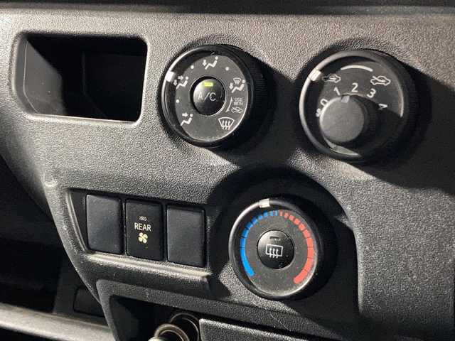 トヨタ ハイエース DX 沖縄県 2014(平26)年 3.5万km シルバーマイカM 禁煙車/１０名乗り/純正オーディオ/ＡＭ　ＦＭ/シートバックドリンクホルダー/リアアンダーミラー/片側スライドドア/純正ドアバイザー/前列フロアマット/ＡＢＳ/横滑り防止装置/キーレス/スペアキー