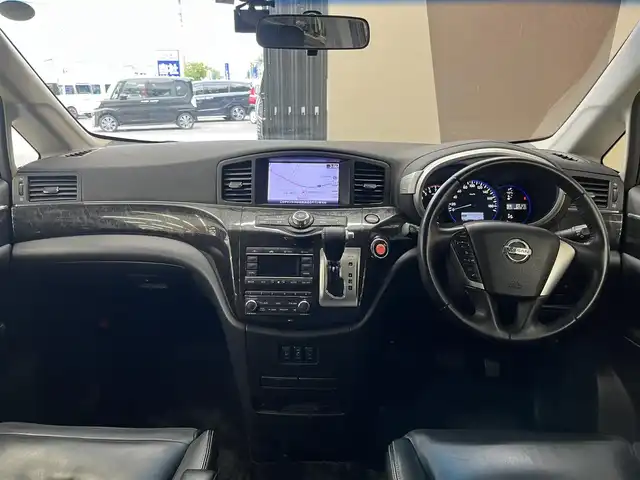 日産 エルグランド 高知県 2013(平25)年 9万km ブリリアントホワイトパール (株)IDOMが運営する【じしゃロン高知店】の自社ローン専用車両になります。こちらは現金またはオートローンご利用時の価格です。自社ローンご希望の方は別途その旨お申付け下さい