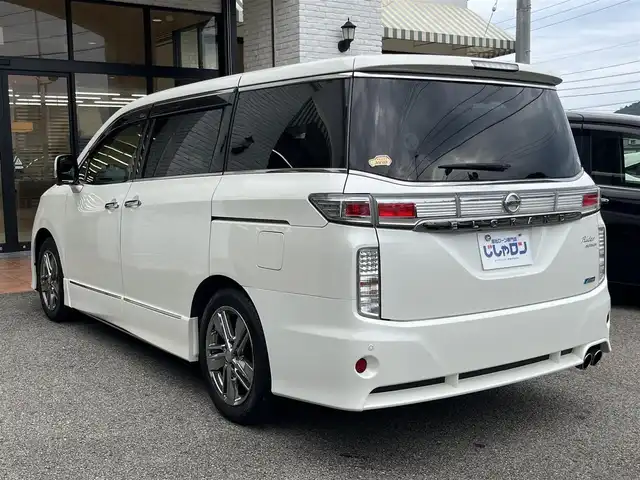 日産 エルグランド 高知県 2013(平25)年 9万km ブリリアントホワイトパール (株)IDOMが運営する【じしゃロン高知店】の自社ローン専用車両になります。こちらは現金またはオートローンご利用時の価格です。自社ローンご希望の方は別途その旨お申付け下さい