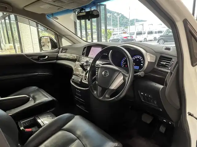 日産 エルグランド 高知県 2013(平25)年 9万km ブリリアントホワイトパール (株)IDOMが運営する【じしゃロン高知店】の自社ローン専用車両になります。こちらは現金またはオートローンご利用時の価格です。自社ローンご希望の方は別途その旨お申付け下さい