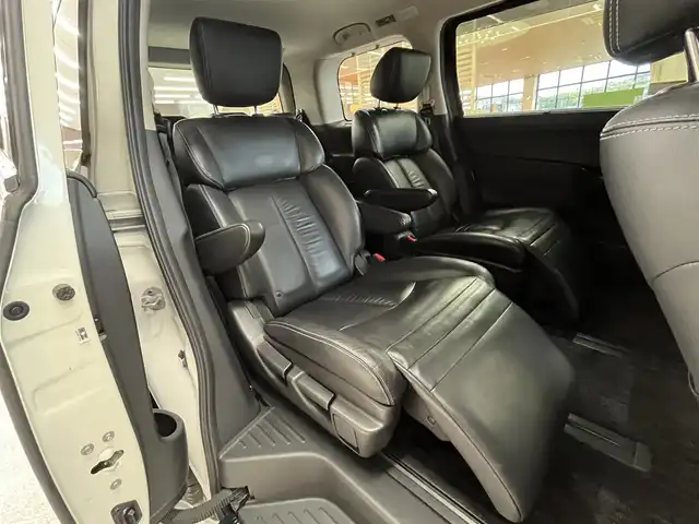 日産 エルグランド 高知県 2013(平25)年 9万km ブリリアントホワイトパール (株)IDOMが運営する【じしゃロン高知店】の自社ローン専用車両になります。こちらは現金またはオートローンご利用時の価格です。自社ローンご希望の方は別途その旨お申付け下さい