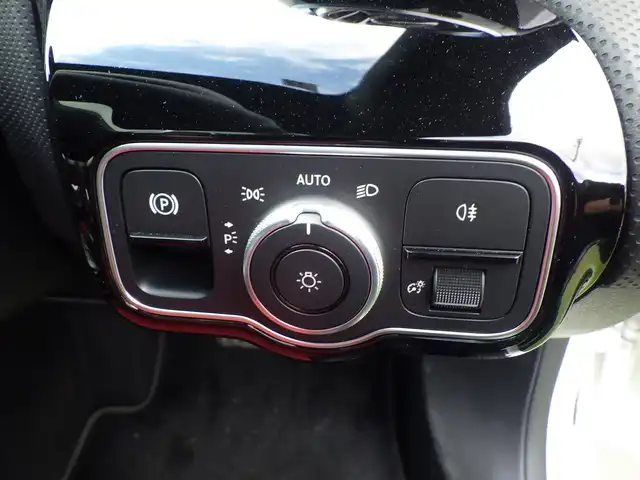 メルセデス・ベンツ ＣＬＡ２００ｄ AMGライン 千葉県 2020(令2)年 2.9万km ポーラホワイト 225/45R18/アクティブブレーキアシスト/アクティブレーンキーピングアシスト/レーンチェンジアシスト/ブラインドスポットアシスト/アテンションアシスト/ヘッドアップディスプレイ/パノラミックスライディングルーフ/コンビレザーシート/前席パワーシート/シートヒーター/純正ナビ/地デジTV/【Bluetooth接続】/360°カメラ/ドライブレコーダー（前後撮影）/革巻きステアリング/ステアリングスイッチ/ETC（2.0）/LEDヘッドライト/ウインカーミラー/純正18インチアルミホイル/サイド/カーテンエアバッグ/キーレスゴー