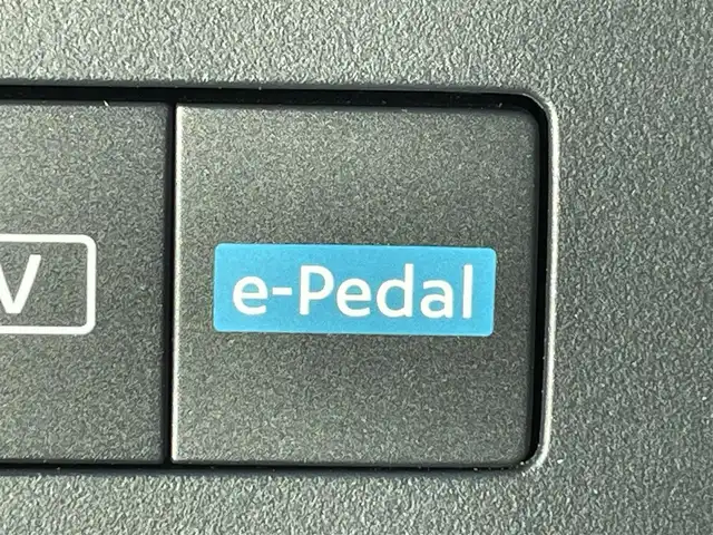 日産 セレナ マルチベッド e－パワーHWS V 兵庫県 2023(令5)年 3.9万km 白 純正12インチディスプレイオーディオ/マルチベッドキッド/アラウンドビューモニター/両側パワースライドドア/デジタルインナーミラー/シートヒーター/ステアリングヒーター/ビルトインETC/Bluetooth接続/アップルカープレイ/アンドロイドオート/フルセグTV/スイッチスタート/LEDヘッドライト/オートライト