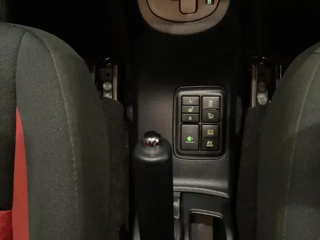 トヨタ アクア S 愛知県 2017(平29)年 3.8万km スーパーレッドⅤ スマートキー　プッシュスタート　純正ＳＤナビ　フルセグ　バックカメラ　フルセグ　シートヒーター　ドライブレコーダー　オートライト　ＡＨＢ　ＬＤＡ　ＰＣＳ　社外アルミ　ビルトインＥＴＣ　Ｂｌｕｅｔｏｏｔ