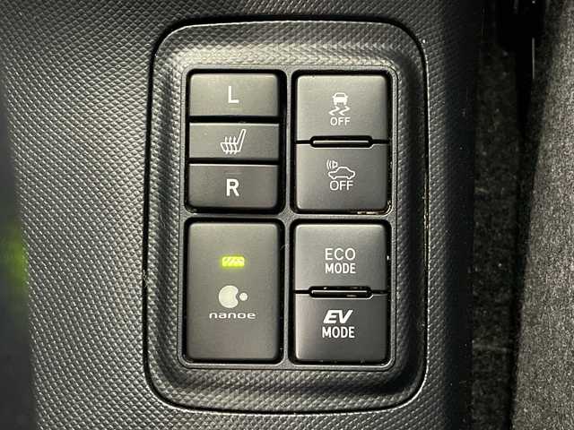 トヨタ アクア 神奈川県 2018(平30)年 3.4万km シルバー 純正9インチナビ/セーフティセンスC/サイドエアロ/バックカメラ/ETC/LEDヘッドライト/カーテシランプ/シートヒーター/ドライブレコーダー前後/クルーズコントロール/スマートキー/衝突軽減システム/横滑り防止装置/車線逸脱警報/アイドリングストップ/フォグランプ/オートライト/ウィンカーミラー/電動格納ミラー/プッシュスタート