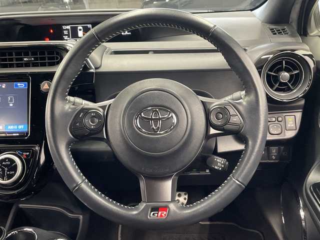 トヨタ アクア 神奈川県 2018(平30)年 3.4万km シルバー 純正9インチナビ/セーフティセンスC/サイドエアロ/バックカメラ/ETC/LEDヘッドライト/カーテシランプ/シートヒーター/ドライブレコーダー前後/クルーズコントロール/スマートキー/衝突軽減システム/横滑り防止装置/車線逸脱警報/アイドリングストップ/フォグランプ/オートライト/ウィンカーミラー/電動格納ミラー/プッシュスタート