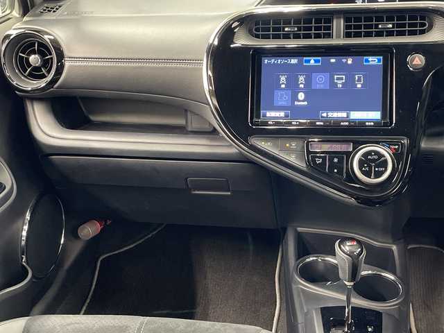 トヨタ アクア 神奈川県 2018(平30)年 3.4万km シルバー 純正9インチナビ/セーフティセンスC/サイドエアロ/バックカメラ/ETC/LEDヘッドライト/カーテシランプ/シートヒーター/ドライブレコーダー前後/クルーズコントロール/スマートキー/衝突軽減システム/横滑り防止装置/車線逸脱警報/アイドリングストップ/フォグランプ/オートライト/ウィンカーミラー/電動格納ミラー/プッシュスタート