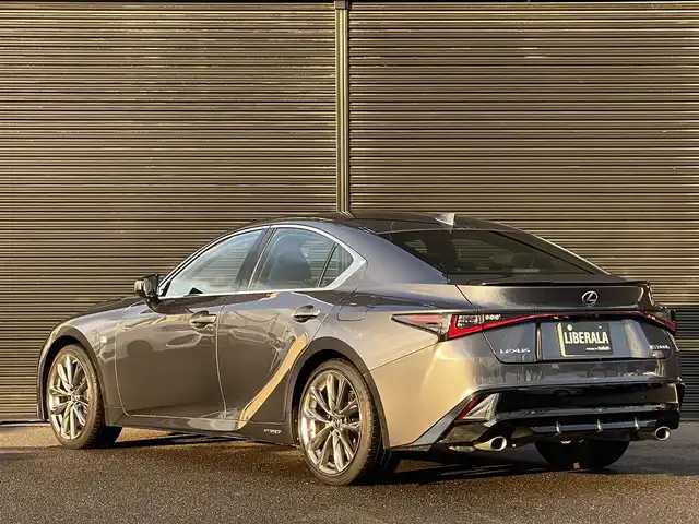 レクサス ＩＳ 300h Fスポーツ 山梨県 2021(令3)年 2.7万km ソニッククロム 純正１０．３メモリナビ　/フルセグ　/ＢＴ　/黒革　/シートＨ　/ステアリングＨ　/Ｐシート　/ＬＥＤ　/Ａライト　/ＥＴＣ　/ＡＣＣ　/ＢＳＡ　/ＬＫＡ　/前後ドラレコ　/純正１９ＡＷ　/コーナーセンサー　/保証書