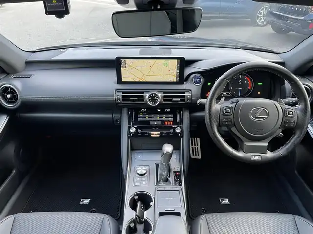 レクサス ＩＳ 300h Fスポーツ 山梨県 2021(令3)年 2.7万km ソニッククロム 純正１０．３メモリナビ　/フルセグ　/ＢＴ　/黒革　/シートＨ　/ステアリングＨ　/Ｐシート　/ＬＥＤ　/Ａライト　/ＥＴＣ　/ＡＣＣ　/ＢＳＡ　/ＬＫＡ　/前後ドラレコ　/純正１９ＡＷ　/コーナーセンサー　/保証書