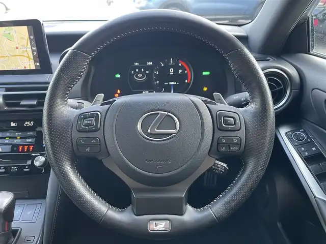 レクサス ＩＳ 300h Fスポーツ 山梨県 2021(令3)年 2.7万km ソニッククロム 純正１０．３メモリナビ　/フルセグ　/ＢＴ　/黒革　/シートＨ　/ステアリングＨ　/Ｐシート　/ＬＥＤ　/Ａライト　/ＥＴＣ　/ＡＣＣ　/ＢＳＡ　/ＬＫＡ　/前後ドラレコ　/純正１９ＡＷ　/コーナーセンサー　/保証書