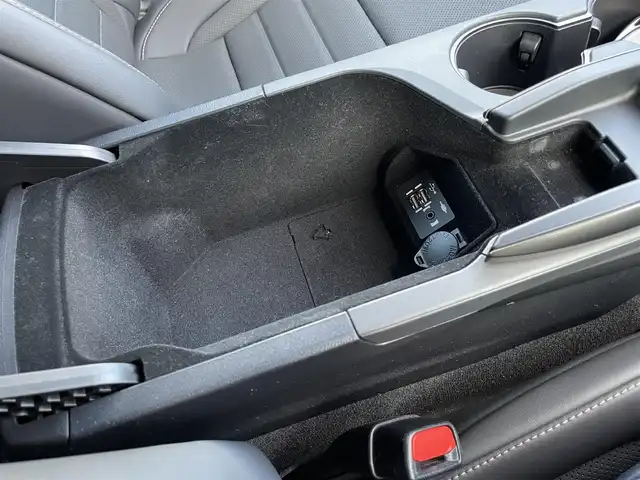 レクサス ＩＳ 300h Fスポーツ 山梨県 2021(令3)年 2.7万km ソニッククロム 純正１０．３メモリナビ　/フルセグ　/ＢＴ　/黒革　/シートＨ　/ステアリングＨ　/Ｐシート　/ＬＥＤ　/Ａライト　/ＥＴＣ　/ＡＣＣ　/ＢＳＡ　/ＬＫＡ　/前後ドラレコ　/純正１９ＡＷ　/コーナーセンサー　/保証書