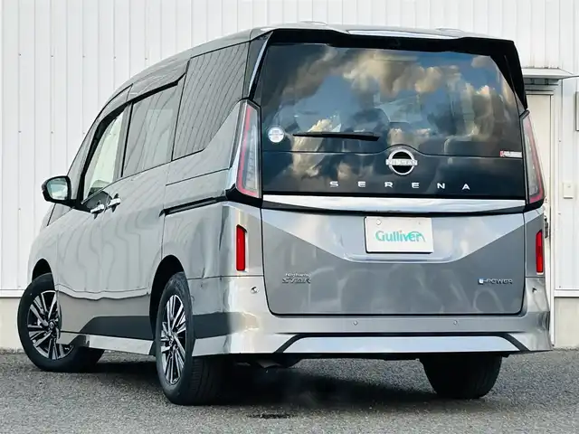 日産 セレナ e－パワー ハイウェイスター V 熊本県 2023(令5)年 0.6万km ダークメタルグレー ワンオーナー/純正メモリナビ/AM/FM/BT/USB/AppleCarPlay/AndroidAuto/フルセグTV/バックカメラ（全周囲カメラ）/純正フリップダウンモニター/ETC2.0/ABS/横滑り防止装置/インテリジェントクルーズコントロール（操舵支援）/車線逸脱警報/車線逸脱防止支援/後側方車両検知警報/後側方衝突防止支援/前方衝突防止支援/踏み間違い衝突防止支援/ブラインドスポットモニター/先行車発進お知らせ/ふらつき警報/置くだけ充電/電子パーキング/オートブレーキホールド/合皮シート/シートヒーター（D/N/2列目）/ウォークスルー/3列シート/LEDヘッドライト/フォグランプ/オートライト/オートハイビーム/電動格納ミラー/ウィンカーミラー/ドアバイザー/純正フロアマット