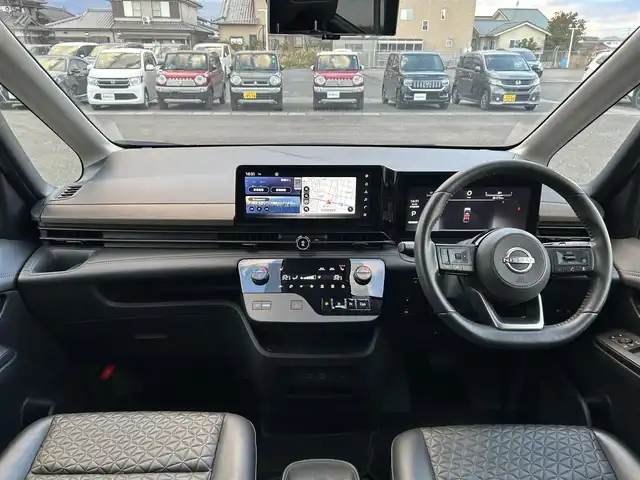 日産 セレナ e－パワー ハイウェイスター V 熊本県 2023(令5)年 0.6万km ダークメタルグレー ワンオーナー/純正メモリナビ/AM/FM/BT/USB/AppleCarPlay/AndroidAuto/フルセグTV/バックカメラ（全周囲カメラ）/純正フリップダウンモニター/ETC2.0/ABS/横滑り防止装置/インテリジェントクルーズコントロール（操舵支援）/車線逸脱警報/車線逸脱防止支援/後側方車両検知警報/後側方衝突防止支援/前方衝突防止支援/踏み間違い衝突防止支援/ブラインドスポットモニター/先行車発進お知らせ/ふらつき警報/置くだけ充電/電子パーキング/オートブレーキホールド/合皮シート/シートヒーター（D/N/2列目）/ウォークスルー/3列シート/LEDヘッドライト/フォグランプ/オートライト/オートハイビーム/電動格納ミラー/ウィンカーミラー/ドアバイザー/純正フロアマット
