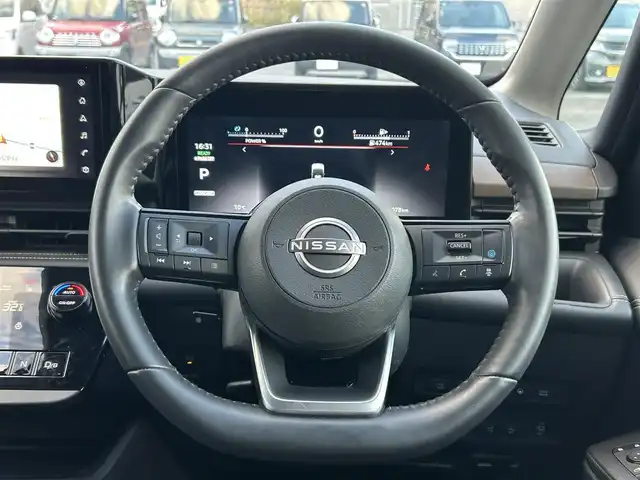 日産 セレナ e－パワー ハイウェイスター V 熊本県 2023(令5)年 0.6万km ダークメタルグレー ワンオーナー/純正メモリナビ/AM/FM/BT/USB/AppleCarPlay/AndroidAuto/フルセグTV/バックカメラ（全周囲カメラ）/純正フリップダウンモニター/ETC2.0/ABS/横滑り防止装置/インテリジェントクルーズコントロール（操舵支援）/車線逸脱警報/車線逸脱防止支援/後側方車両検知警報/後側方衝突防止支援/前方衝突防止支援/踏み間違い衝突防止支援/ブラインドスポットモニター/先行車発進お知らせ/ふらつき警報/置くだけ充電/電子パーキング/オートブレーキホールド/合皮シート/シートヒーター（D/N/2列目）/ウォークスルー/3列シート/LEDヘッドライト/フォグランプ/オートライト/オートハイビーム/電動格納ミラー/ウィンカーミラー/ドアバイザー/純正フロアマット