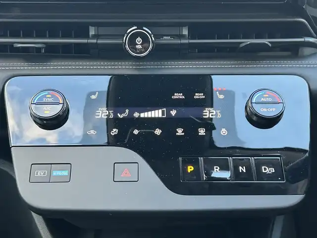 日産 セレナ e－パワー ハイウェイスター V 熊本県 2023(令5)年 0.6万km ダークメタルグレー ワンオーナー/純正メモリナビ/AM/FM/BT/USB/AppleCarPlay/AndroidAuto/フルセグTV/バックカメラ（全周囲カメラ）/純正フリップダウンモニター/ETC2.0/ABS/横滑り防止装置/インテリジェントクルーズコントロール（操舵支援）/車線逸脱警報/車線逸脱防止支援/後側方車両検知警報/後側方衝突防止支援/前方衝突防止支援/踏み間違い衝突防止支援/ブラインドスポットモニター/先行車発進お知らせ/ふらつき警報/置くだけ充電/電子パーキング/オートブレーキホールド/合皮シート/シートヒーター（D/N/2列目）/ウォークスルー/3列シート/LEDヘッドライト/フォグランプ/オートライト/オートハイビーム/電動格納ミラー/ウィンカーミラー/ドアバイザー/純正フロアマット