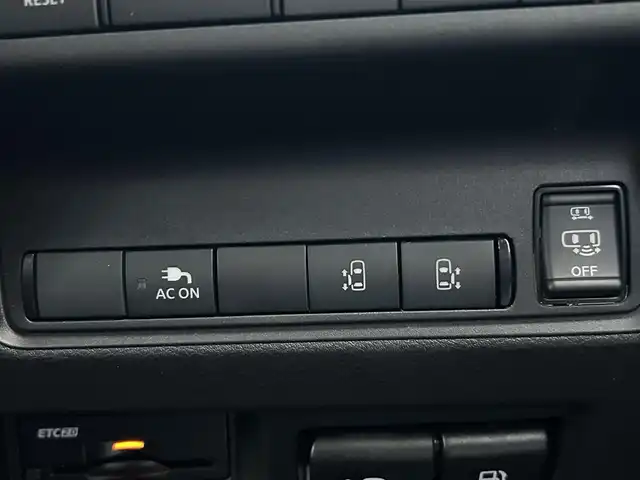 日産 セレナ e－パワー ハイウェイスター V 熊本県 2023(令5)年 0.6万km ダークメタルグレー ワンオーナー/純正メモリナビ/AM/FM/BT/USB/AppleCarPlay/AndroidAuto/フルセグTV/バックカメラ（全周囲カメラ）/純正フリップダウンモニター/ETC2.0/ABS/横滑り防止装置/インテリジェントクルーズコントロール（操舵支援）/車線逸脱警報/車線逸脱防止支援/後側方車両検知警報/後側方衝突防止支援/前方衝突防止支援/踏み間違い衝突防止支援/ブラインドスポットモニター/先行車発進お知らせ/ふらつき警報/置くだけ充電/電子パーキング/オートブレーキホールド/合皮シート/シートヒーター（D/N/2列目）/ウォークスルー/3列シート/LEDヘッドライト/フォグランプ/オートライト/オートハイビーム/電動格納ミラー/ウィンカーミラー/ドアバイザー/純正フロアマット