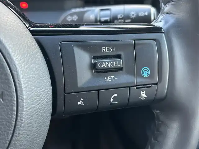 日産 セレナ e－パワー ハイウェイスター V 熊本県 2023(令5)年 0.6万km ダークメタルグレー ワンオーナー/純正メモリナビ/AM/FM/BT/USB/AppleCarPlay/AndroidAuto/フルセグTV/バックカメラ（全周囲カメラ）/純正フリップダウンモニター/ETC2.0/ABS/横滑り防止装置/インテリジェントクルーズコントロール（操舵支援）/車線逸脱警報/車線逸脱防止支援/後側方車両検知警報/後側方衝突防止支援/前方衝突防止支援/踏み間違い衝突防止支援/ブラインドスポットモニター/先行車発進お知らせ/ふらつき警報/置くだけ充電/電子パーキング/オートブレーキホールド/合皮シート/シートヒーター（D/N/2列目）/ウォークスルー/3列シート/LEDヘッドライト/フォグランプ/オートライト/オートハイビーム/電動格納ミラー/ウィンカーミラー/ドアバイザー/純正フロアマット