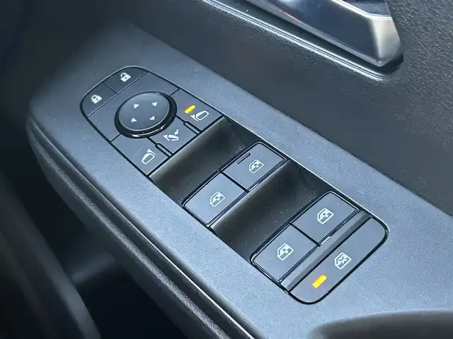 日産 セレナ e－パワー ハイウェイスター V 熊本県 2023(令5)年 0.6万km ダークメタルグレー ワンオーナー/純正メモリナビ/AM/FM/BT/USB/AppleCarPlay/AndroidAuto/フルセグTV/バックカメラ（全周囲カメラ）/純正フリップダウンモニター/ETC2.0/ABS/横滑り防止装置/インテリジェントクルーズコントロール（操舵支援）/車線逸脱警報/車線逸脱防止支援/後側方車両検知警報/後側方衝突防止支援/前方衝突防止支援/踏み間違い衝突防止支援/ブラインドスポットモニター/先行車発進お知らせ/ふらつき警報/置くだけ充電/電子パーキング/オートブレーキホールド/合皮シート/シートヒーター（D/N/2列目）/ウォークスルー/3列シート/LEDヘッドライト/フォグランプ/オートライト/オートハイビーム/電動格納ミラー/ウィンカーミラー/ドアバイザー/純正フロアマット