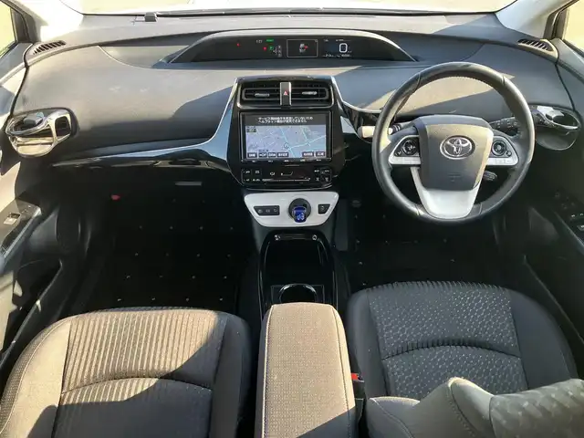 トヨタ プリウス Sセーフティプラス 静岡県 2018(平30)年 4.6万km ホワイトパールクリスタルシャイン エンジンスタートボタン/パワーウィンドウ/パワーステアリング/パーキングアシスト/アイドリングストップ/スマートキー/オートエアコン/レーダークルーズコントロール/ＥＴＣ2.0/純正9インチナビ（CD/DVD/BT/フルセグ）/バックカメラ/ドライブレコーダー/フロアマット/布シート/純正アルミホイール/ABS/横滑り防止装置/コーナーセンサー前後/レーンキープアシスト/オートライト/オートマチックハイビーム/LEDヘッドライト/Ｗ+サイドエアバッグ/衝突軽減システム
