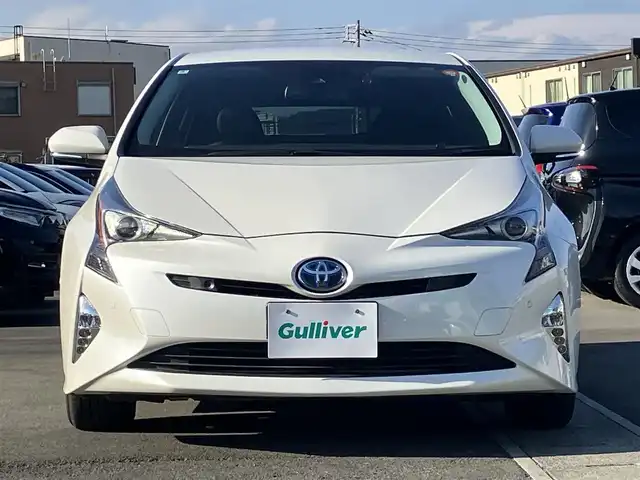 トヨタ プリウス Sセーフティプラス 静岡県 2018(平30)年 4.6万km ホワイトパールクリスタルシャイン エンジンスタートボタン/パワーウィンドウ/パワーステアリング/パーキングアシスト/アイドリングストップ/スマートキー/オートエアコン/レーダークルーズコントロール/ＥＴＣ2.0/純正9インチナビ（CD/DVD/BT/フルセグ）/バックカメラ/ドライブレコーダー/フロアマット/布シート/純正アルミホイール/ABS/横滑り防止装置/コーナーセンサー前後/レーンキープアシスト/オートライト/オートマチックハイビーム/LEDヘッドライト/Ｗ+サイドエアバッグ/衝突軽減システム