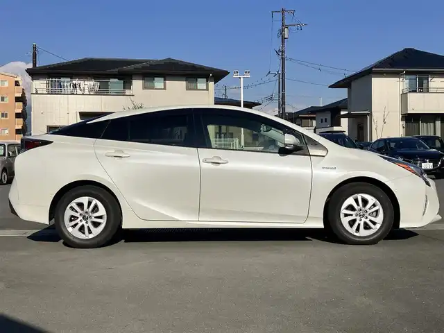 トヨタ プリウス Sセーフティプラス 静岡県 2018(平30)年 4.6万km ホワイトパールクリスタルシャイン エンジンスタートボタン/パワーウィンドウ/パワーステアリング/パーキングアシスト/アイドリングストップ/スマートキー/オートエアコン/レーダークルーズコントロール/ＥＴＣ2.0/純正9インチナビ（CD/DVD/BT/フルセグ）/バックカメラ/ドライブレコーダー/フロアマット/布シート/純正アルミホイール/ABS/横滑り防止装置/コーナーセンサー前後/レーンキープアシスト/オートライト/オートマチックハイビーム/LEDヘッドライト/Ｗ+サイドエアバッグ/衝突軽減システム