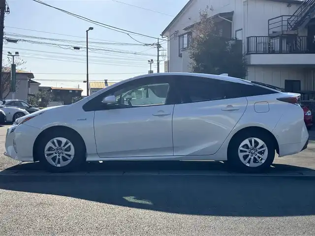 トヨタ プリウス Sセーフティプラス 静岡県 2018(平30)年 4.6万km ホワイトパールクリスタルシャイン エンジンスタートボタン/パワーウィンドウ/パワーステアリング/パーキングアシスト/アイドリングストップ/スマートキー/オートエアコン/レーダークルーズコントロール/ＥＴＣ2.0/純正9インチナビ（CD/DVD/BT/フルセグ）/バックカメラ/ドライブレコーダー/フロアマット/布シート/純正アルミホイール/ABS/横滑り防止装置/コーナーセンサー前後/レーンキープアシスト/オートライト/オートマチックハイビーム/LEDヘッドライト/Ｗ+サイドエアバッグ/衝突軽減システム