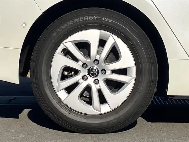 トヨタ プリウス Sセーフティプラス 静岡県 2018(平30)年 4.6万km ホワイトパールクリスタルシャイン エンジンスタートボタン/パワーウィンドウ/パワーステアリング/パーキングアシスト/アイドリングストップ/スマートキー/オートエアコン/レーダークルーズコントロール/ＥＴＣ2.0/純正9インチナビ（CD/DVD/BT/フルセグ）/バックカメラ/ドライブレコーダー/フロアマット/布シート/純正アルミホイール/ABS/横滑り防止装置/コーナーセンサー前後/レーンキープアシスト/オートライト/オートマチックハイビーム/LEDヘッドライト/Ｗ+サイドエアバッグ/衝突軽減システム