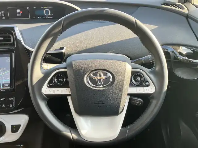 トヨタ プリウス Sセーフティプラス 静岡県 2018(平30)年 4.6万km ホワイトパールクリスタルシャイン エンジンスタートボタン/パワーウィンドウ/パワーステアリング/パーキングアシスト/アイドリングストップ/スマートキー/オートエアコン/レーダークルーズコントロール/ＥＴＣ2.0/純正9インチナビ（CD/DVD/BT/フルセグ）/バックカメラ/ドライブレコーダー/フロアマット/布シート/純正アルミホイール/ABS/横滑り防止装置/コーナーセンサー前後/レーンキープアシスト/オートライト/オートマチックハイビーム/LEDヘッドライト/Ｗ+サイドエアバッグ/衝突軽減システム