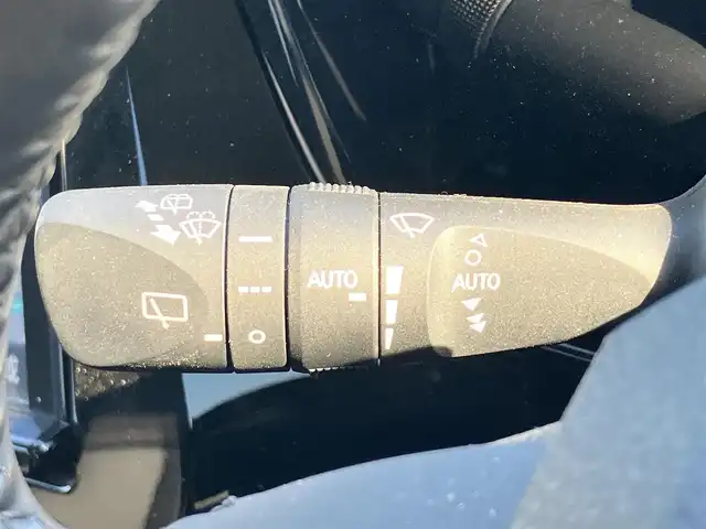 トヨタ プリウス Sセーフティプラス 静岡県 2018(平30)年 4.6万km ホワイトパールクリスタルシャイン エンジンスタートボタン/パワーウィンドウ/パワーステアリング/パーキングアシスト/アイドリングストップ/スマートキー/オートエアコン/レーダークルーズコントロール/ＥＴＣ2.0/純正9インチナビ（CD/DVD/BT/フルセグ）/バックカメラ/ドライブレコーダー/フロアマット/布シート/純正アルミホイール/ABS/横滑り防止装置/コーナーセンサー前後/レーンキープアシスト/オートライト/オートマチックハイビーム/LEDヘッドライト/Ｗ+サイドエアバッグ/衝突軽減システム