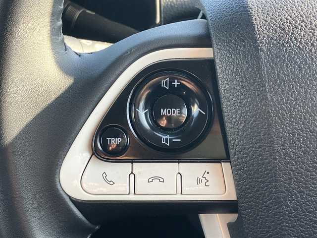 トヨタ プリウス Sセーフティプラス 静岡県 2018(平30)年 4.6万km ホワイトパールクリスタルシャイン エンジンスタートボタン/パワーウィンドウ/パワーステアリング/パーキングアシスト/アイドリングストップ/スマートキー/オートエアコン/レーダークルーズコントロール/ＥＴＣ2.0/純正9インチナビ（CD/DVD/BT/フルセグ）/バックカメラ/ドライブレコーダー/フロアマット/布シート/純正アルミホイール/ABS/横滑り防止装置/コーナーセンサー前後/レーンキープアシスト/オートライト/オートマチックハイビーム/LEDヘッドライト/Ｗ+サイドエアバッグ/衝突軽減システム