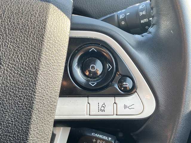 トヨタ プリウス Sセーフティプラス 静岡県 2018(平30)年 4.6万km ホワイトパールクリスタルシャイン エンジンスタートボタン/パワーウィンドウ/パワーステアリング/パーキングアシスト/アイドリングストップ/スマートキー/オートエアコン/レーダークルーズコントロール/ＥＴＣ2.0/純正9インチナビ（CD/DVD/BT/フルセグ）/バックカメラ/ドライブレコーダー/フロアマット/布シート/純正アルミホイール/ABS/横滑り防止装置/コーナーセンサー前後/レーンキープアシスト/オートライト/オートマチックハイビーム/LEDヘッドライト/Ｗ+サイドエアバッグ/衝突軽減システム