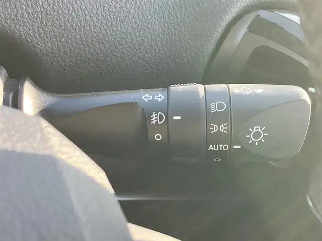 トヨタ プリウス Sセーフティプラス 静岡県 2018(平30)年 4.6万km ホワイトパールクリスタルシャイン エンジンスタートボタン/パワーウィンドウ/パワーステアリング/パーキングアシスト/アイドリングストップ/スマートキー/オートエアコン/レーダークルーズコントロール/ＥＴＣ2.0/純正9インチナビ（CD/DVD/BT/フルセグ）/バックカメラ/ドライブレコーダー/フロアマット/布シート/純正アルミホイール/ABS/横滑り防止装置/コーナーセンサー前後/レーンキープアシスト/オートライト/オートマチックハイビーム/LEDヘッドライト/Ｗ+サイドエアバッグ/衝突軽減システム