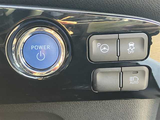 トヨタ プリウス Sセーフティプラス 静岡県 2018(平30)年 4.6万km ホワイトパールクリスタルシャイン エンジンスタートボタン/パワーウィンドウ/パワーステアリング/パーキングアシスト/アイドリングストップ/スマートキー/オートエアコン/レーダークルーズコントロール/ＥＴＣ2.0/純正9インチナビ（CD/DVD/BT/フルセグ）/バックカメラ/ドライブレコーダー/フロアマット/布シート/純正アルミホイール/ABS/横滑り防止装置/コーナーセンサー前後/レーンキープアシスト/オートライト/オートマチックハイビーム/LEDヘッドライト/Ｗ+サイドエアバッグ/衝突軽減システム