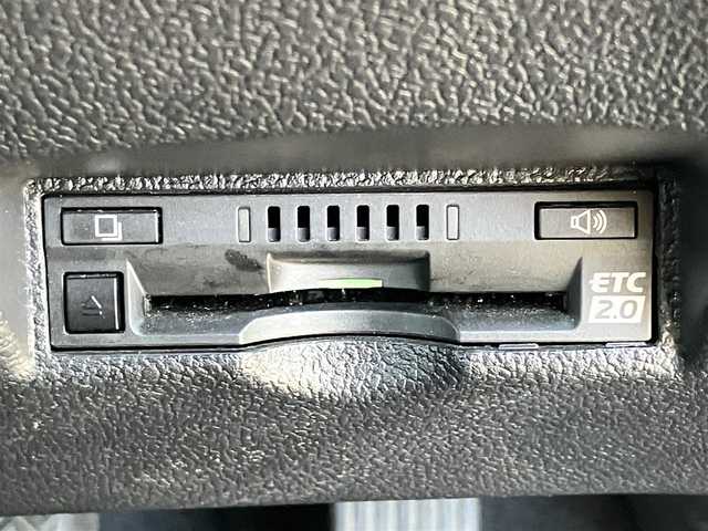 トヨタ プリウス Sセーフティプラス 静岡県 2018(平30)年 4.6万km ホワイトパールクリスタルシャイン エンジンスタートボタン/パワーウィンドウ/パワーステアリング/パーキングアシスト/アイドリングストップ/スマートキー/オートエアコン/レーダークルーズコントロール/ＥＴＣ2.0/純正9インチナビ（CD/DVD/BT/フルセグ）/バックカメラ/ドライブレコーダー/フロアマット/布シート/純正アルミホイール/ABS/横滑り防止装置/コーナーセンサー前後/レーンキープアシスト/オートライト/オートマチックハイビーム/LEDヘッドライト/Ｗ+サイドエアバッグ/衝突軽減システム