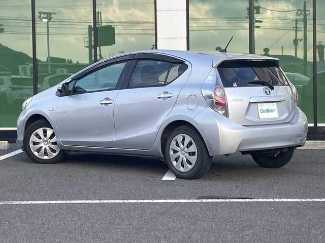 トヨタ アクア S 福岡県 2014(平26)年 6.7万km シルバーM 純正メモリナビ/バックカメラ/Bluetooth/ワンセグＴＶ/プッシュスタート/ステアリングスイッチ/オートライト/純正フロアマット/ドアバイザー/ヘッドライトレベライザー