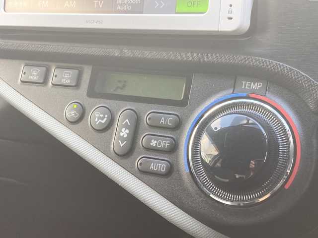 トヨタ アクア S 福岡県 2014(平26)年 6.7万km シルバーM 純正メモリナビ/バックカメラ/Bluetooth/ワンセグＴＶ/プッシュスタート/ステアリングスイッチ/オートライト/純正フロアマット/ドアバイザー/ヘッドライトレベライザー